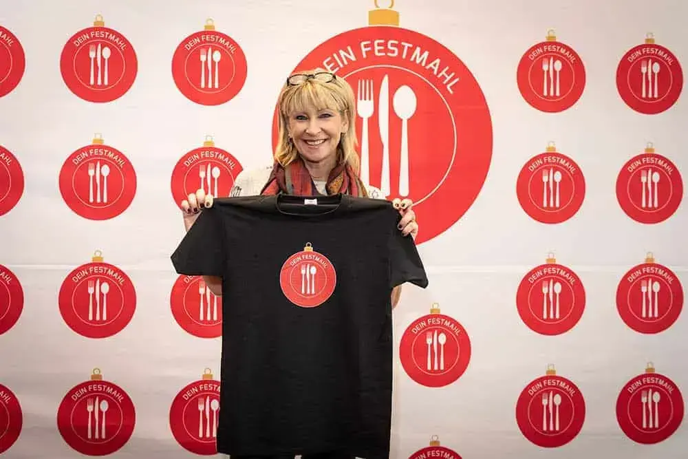 Claudia Jung präsentiert das Festmahl Shirt