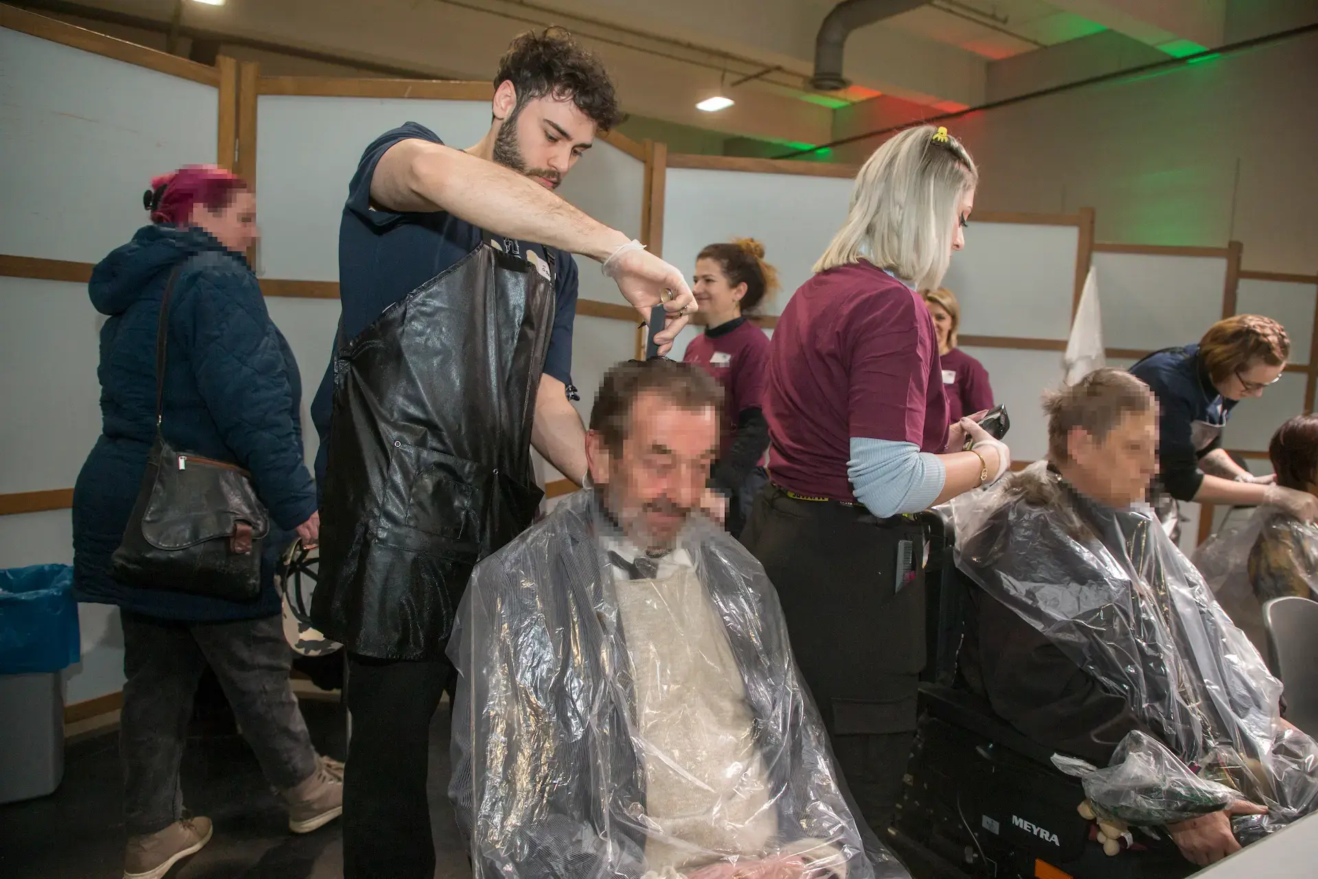 Friseure schneiden Haare bei Dein Festmahl